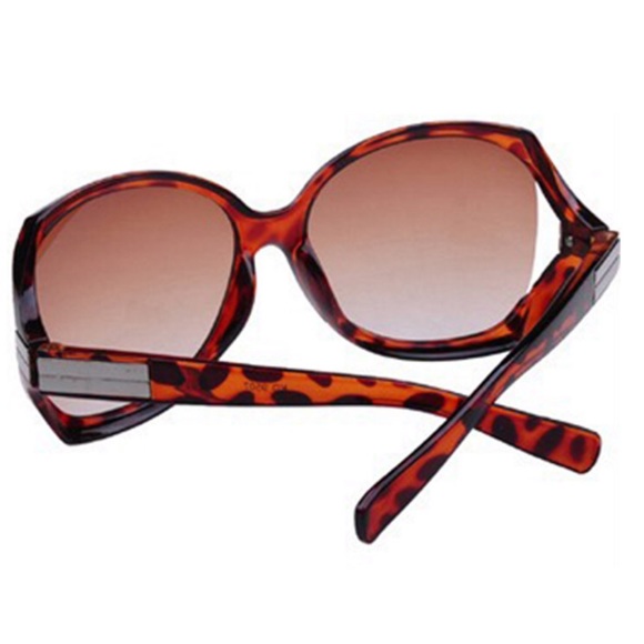 Big Frame Leopard Print Sunglasses - Picture 3 of 4